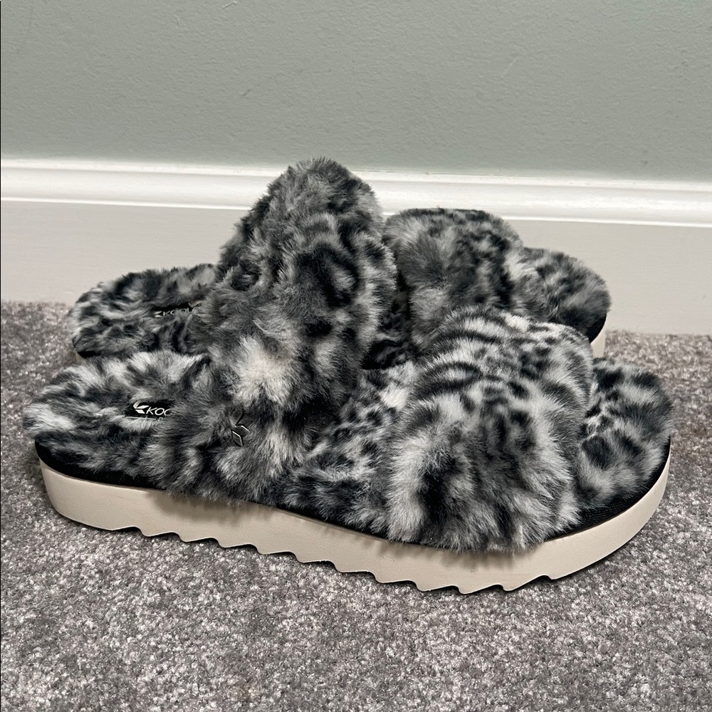 Koolaburra by UGG Grey Leopard Print Fuzzy Slipper Sandals Size 6